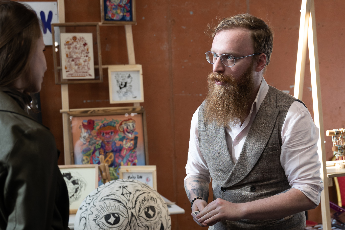 Kamil Małochleb, iluzjonista i mentalista, pokaz iluzji na targach branżowych w Krakowie, stoisko firmowe